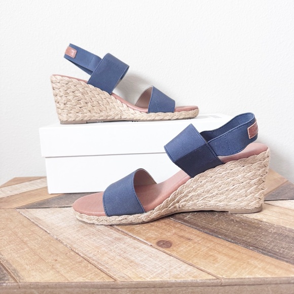 Tommy Bahama André Assous Allison Wedges - Picture 3 of 10